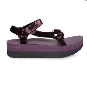💜TEVA - Velvet Flatforms!💜